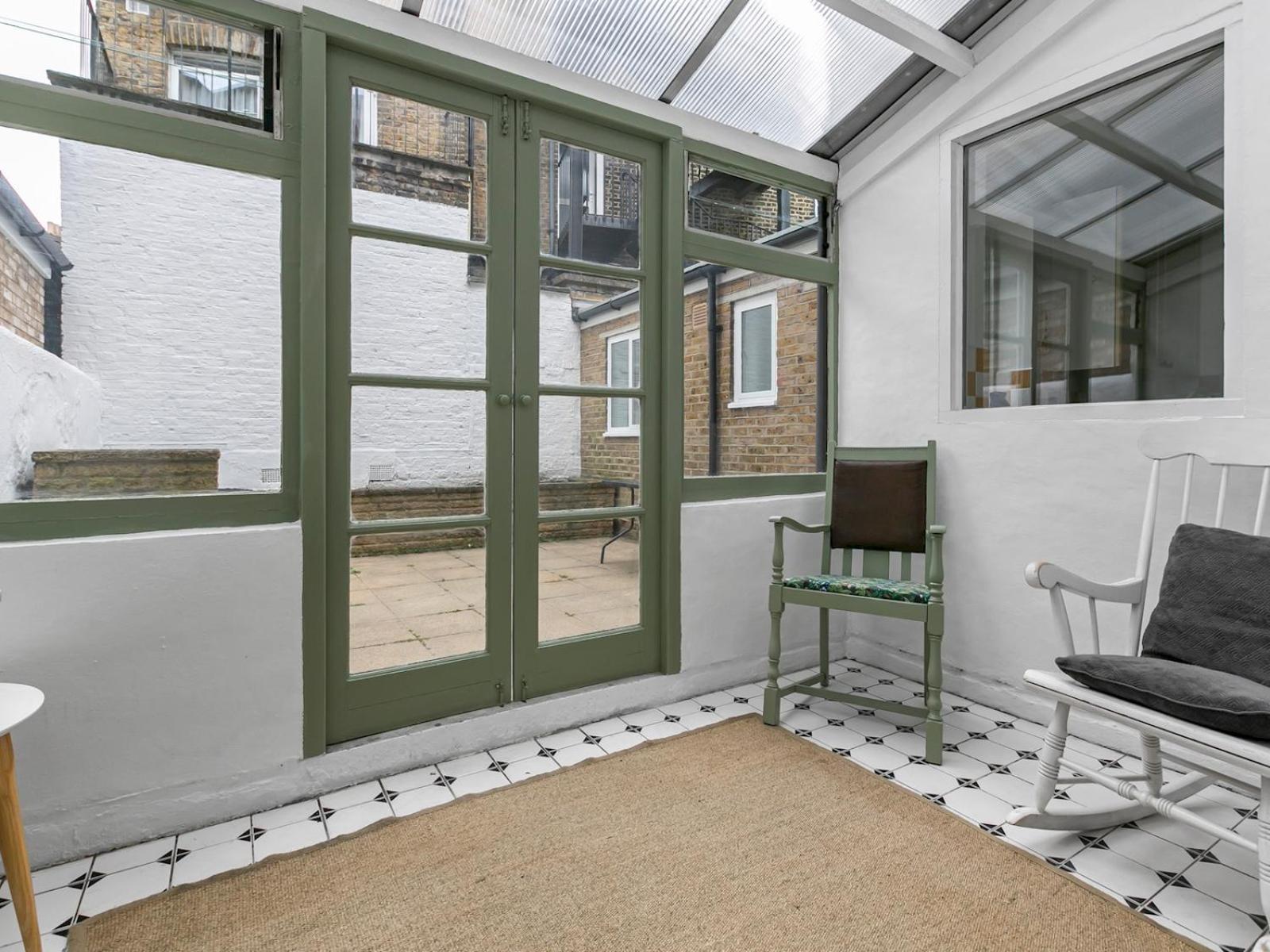 Ferienhaus Pass The Keys Elegant Getaway House In Vibrant Clapham Juction